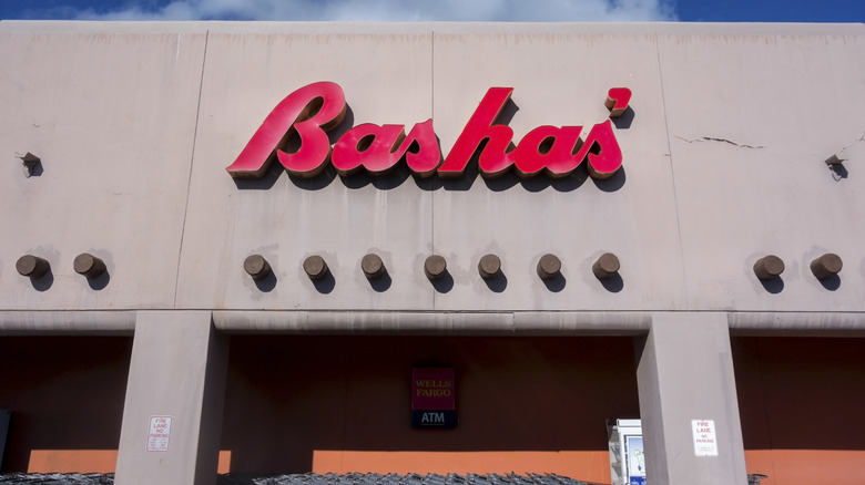 The front entrance of a Bashas' supermarket.