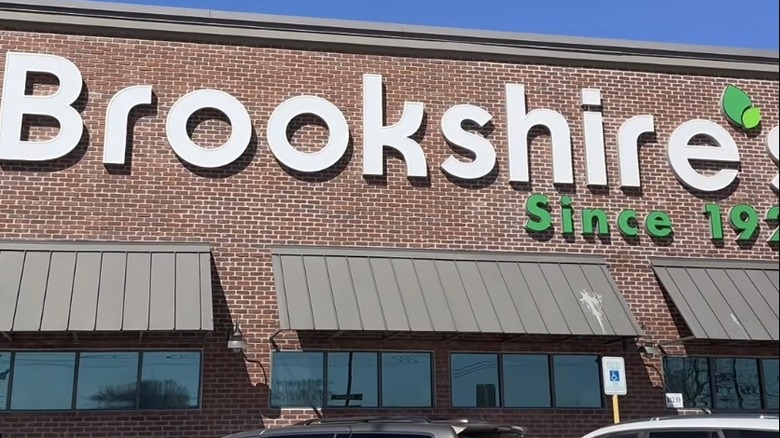 The front entrance of a Brookshire's supermarket.