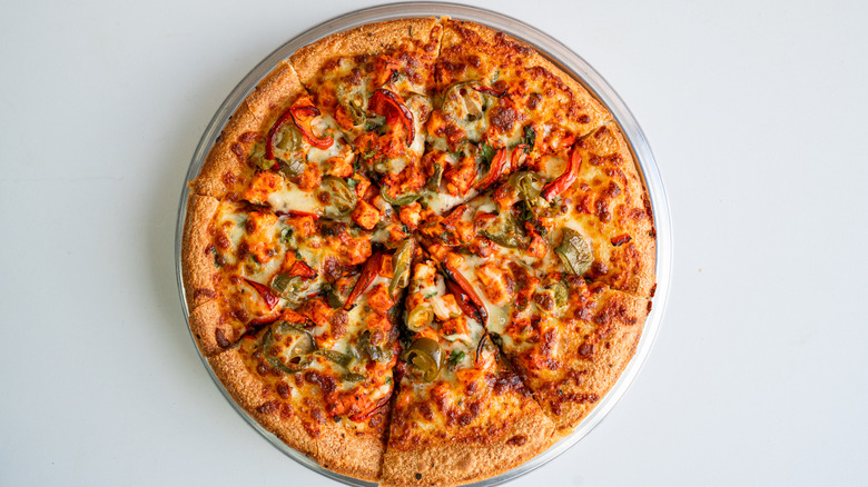 Curry pizza with veggies and toppings