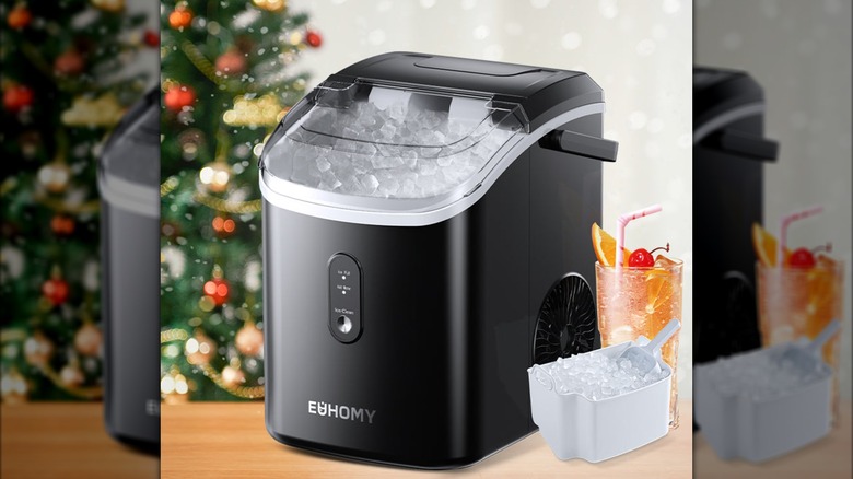 Black nugget ice maker with cocktail