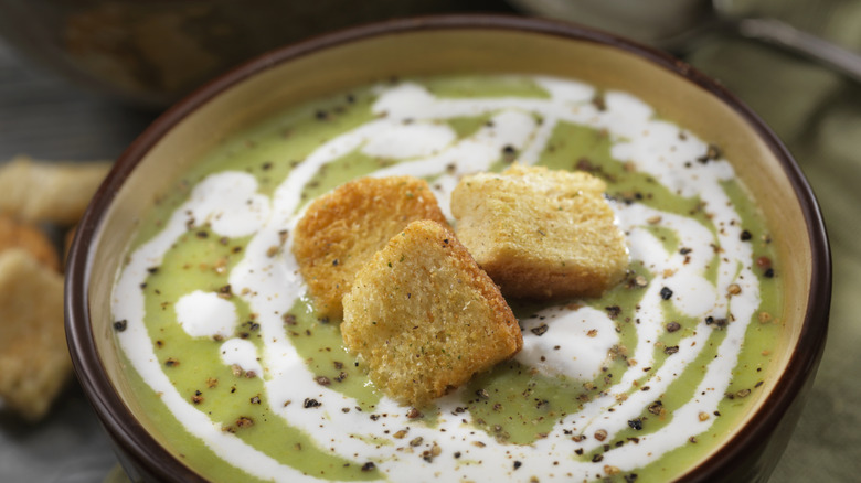 Creamy pea soup with sour cream