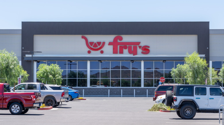 The front entrance of a Fry's grocery store.