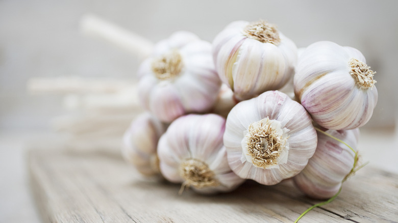 A close up image of a bunch of garlic bulbs