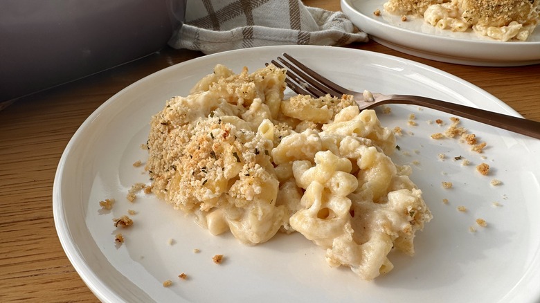 macaroni and cheese on plate