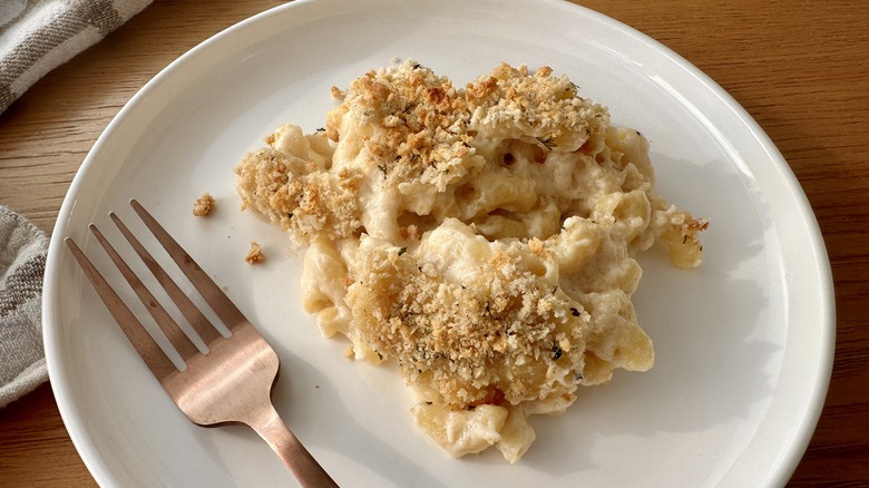 macaroni and cheese on plate