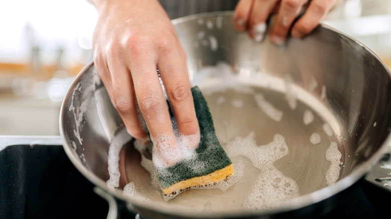 Sponge cleaning stainless steel pan