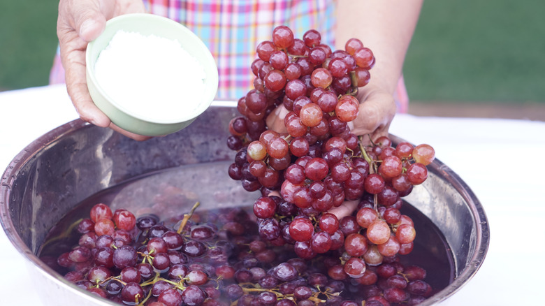 soaking grapes in a bowl with baking soda
