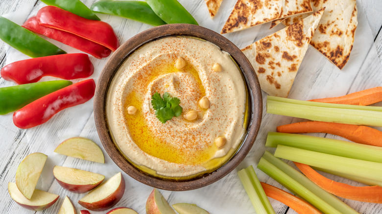 Hummus with vegetables and pita