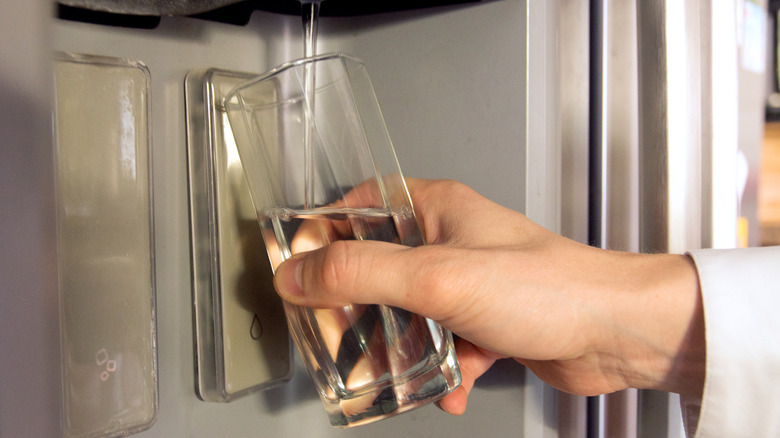 Fridge water dispensing into glass