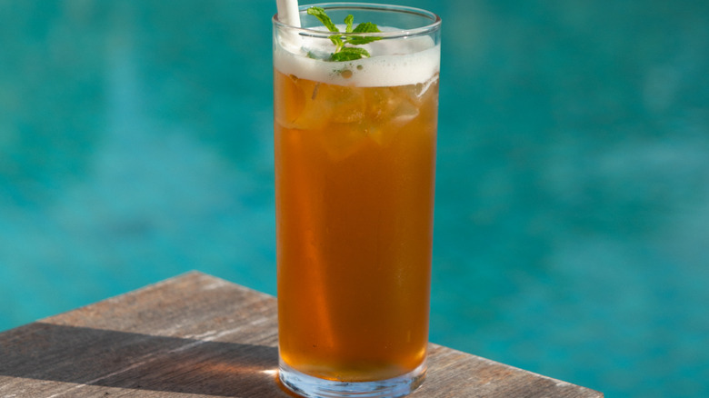 Iced, carbonated sweet tea