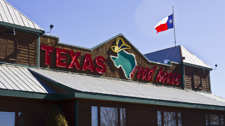 outside of Texas Roadhouse restaurant