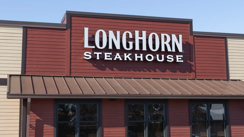 the outside of a longhorn steakhouse