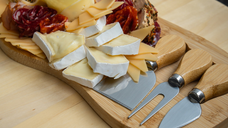 Charcuterie board with various knives