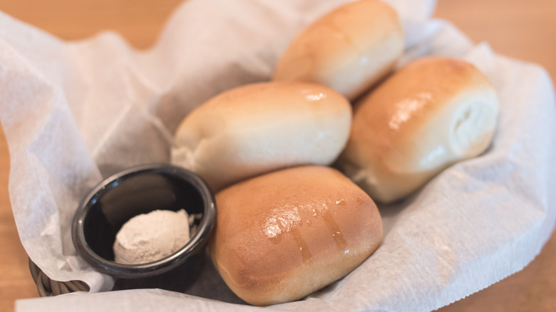 Basket of Texas Roadhouse rolls