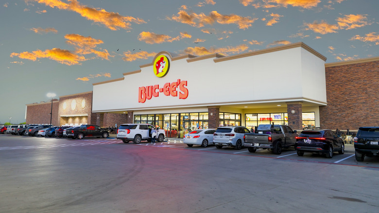 Buc-ee's building exterior and parking lot