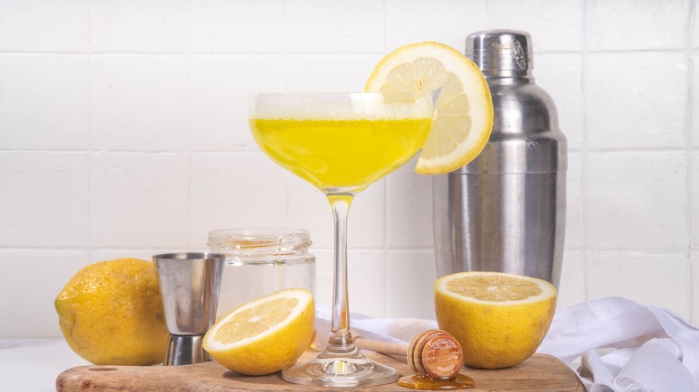 a bee's knees cocktail with ingredients