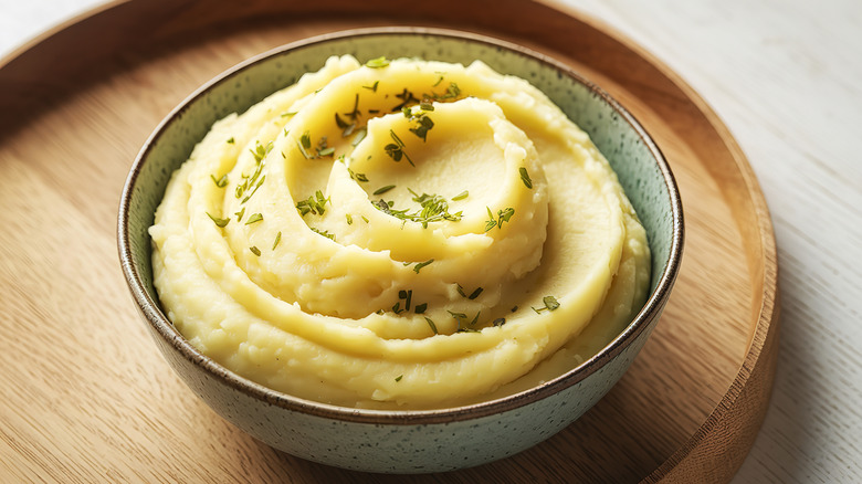 mashed potatoes in bowl