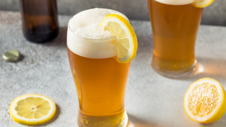 Beer shandy with lemon slices