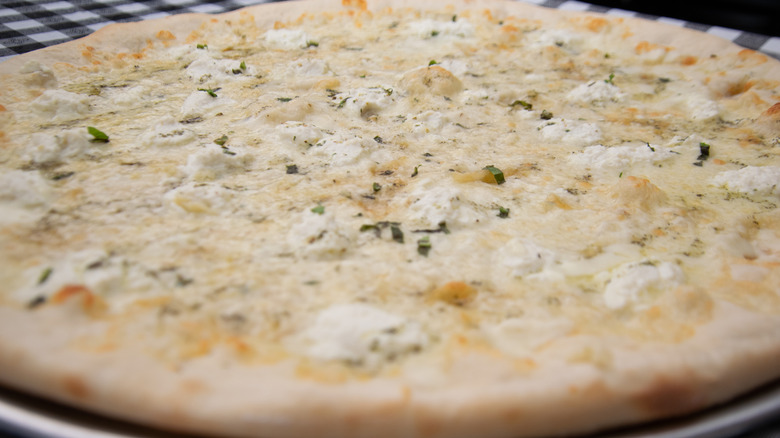 Closeup of a white pizza pie