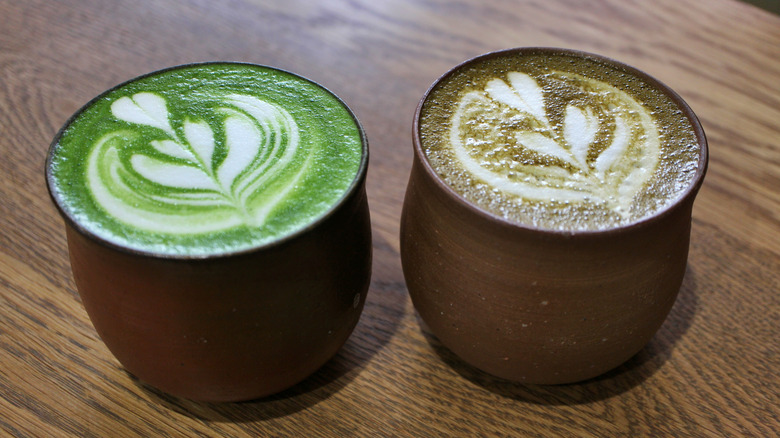 matcha and hojicha latte prepared side by side