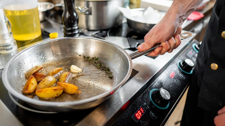 Food cooking in stainless steel