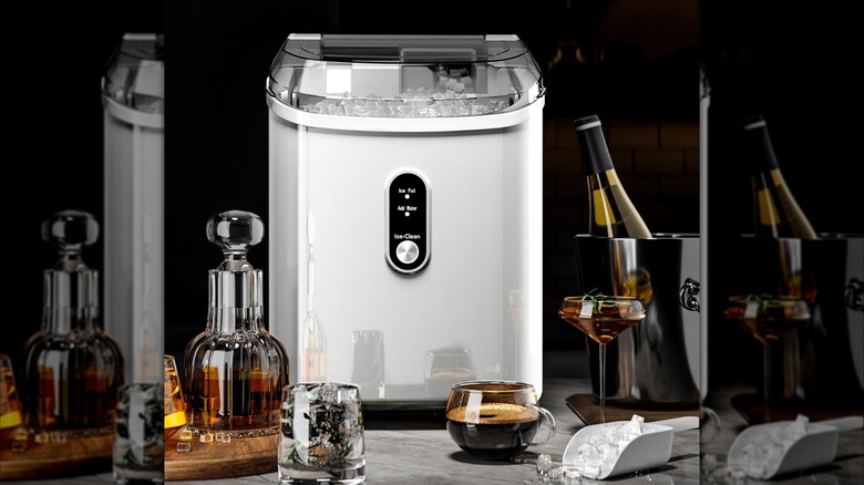 Kismile ice maker in silver