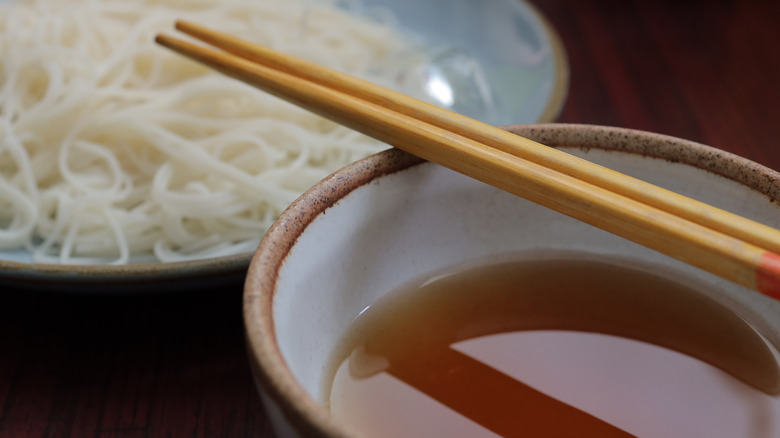 Mentsuyu alongside noodles and chopstick