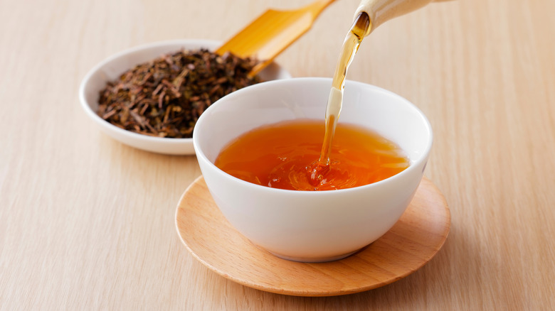 hojicha brewed into cup