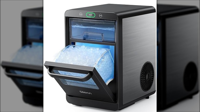Silonn nugget ice maker with pull-out tank