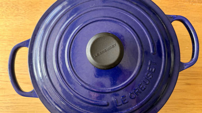 Covered Dutch oven pan