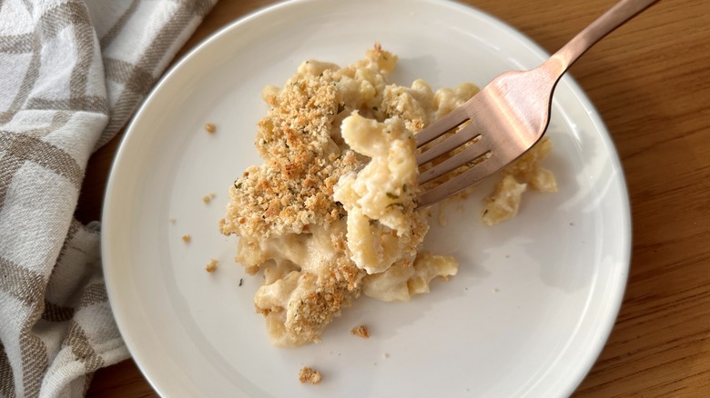 macaroni and cheese on plate
