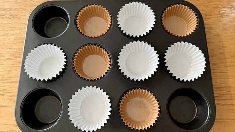 Cupcake pan with cupcake liners