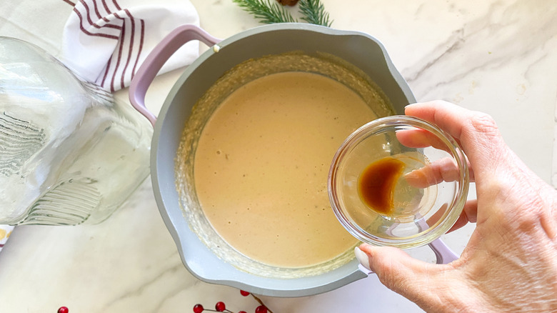 adding vanilla to pot