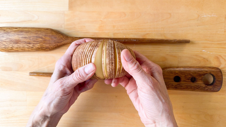 Fanning out slices on potato