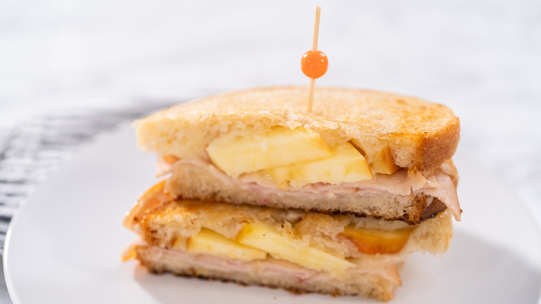 Grilled cheese with apple and turkey