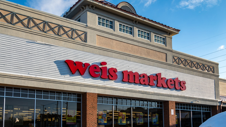 The front of a Weis Markets supermarket.